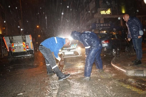 Marmaris&rsquo;te belediye ekiplerinden gece boyunca &rsquo;sağanak ve fırtına&rsquo; mesaisi

