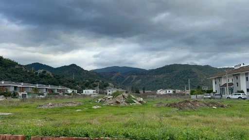 Marmaris&rsquo;te boş arazilere d&ouml;k&uuml;len molozlar neden g&ouml;r&uuml;lm&uuml;yor?