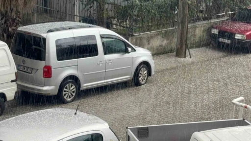 Marmaris&rsquo;te dolu yağdı, kısa s&uuml;rede ortalık beyaza b&uuml;r&uuml;nd&uuml;
