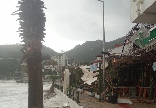 Marmaris’te fırtına etkili oldu: Tekneler kıyıya vurdu, çatılar çöktü
