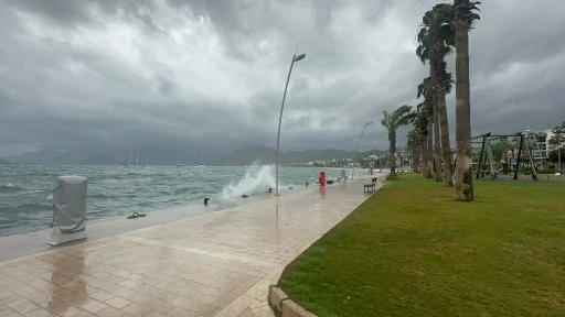 Marmaris’te fırtına hayatı olumsuz etkiledi