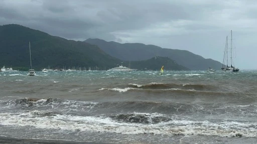 Marmaris’te Fırtına, Sörfçülere Fırsat Oldu