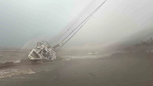 MARMARİS'TE ŞİDDETLİ FIRTINA ÜÇ YELKENLİYİ KARAYA SÜRÜKLEDİ