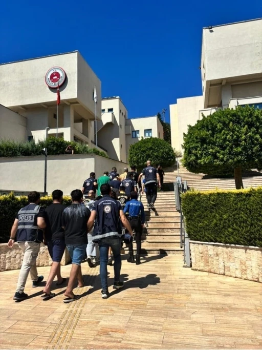Marmaris’te göçmen kaçakçılığı operasyonu: 10 tutuklama
