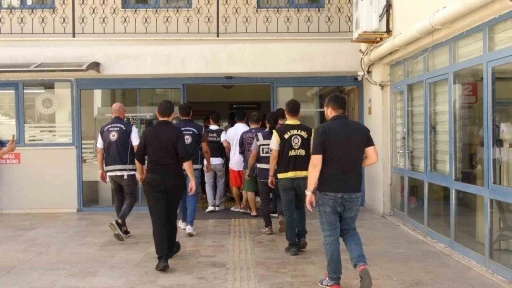 Marmaris&rsquo;te g&ouml;&ccedil;men ka&ccedil;ak&ccedil;ılığı operasyonu: 7 ş&uuml;pheli adliyeye sevk edildi
