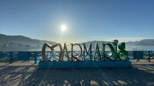 MARMARİS’TE GÜNEŞ YÜZÜNÜ GÖSTERDİ AMA SOĞUK HAVAYA DİKKAT