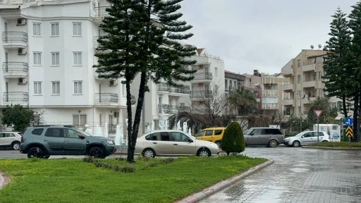 Marmaris&rsquo;te hatalı parklar kavşaklara taştı
