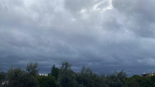 MARMARİS&rsquo;TE HAVA BİR G&Uuml;NEŞLİ, BİR SAĞANAK