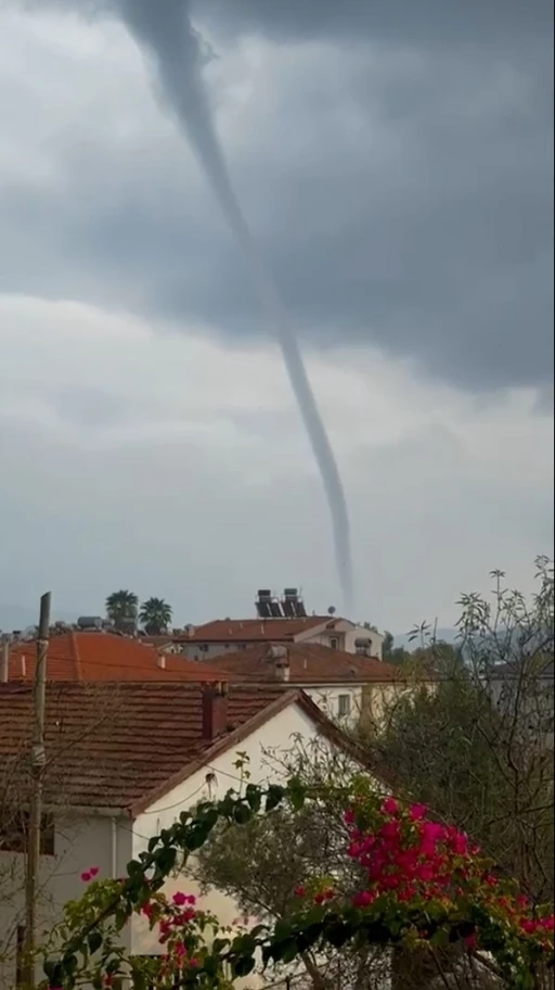 Marmaris’te oluşan hortum kameraya yansıdı
