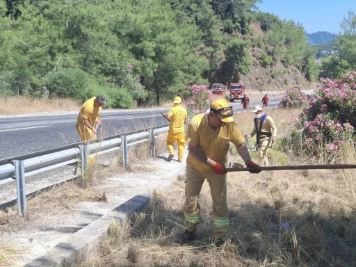Marmaris&rsquo;te orman yangınlarına karşı yol kenarlarında yoğun mesai
