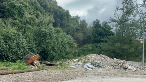 Marmaris&rsquo;te orman yoluna d&ouml;k&uuml;len molozlar tepki &ccedil;ekti