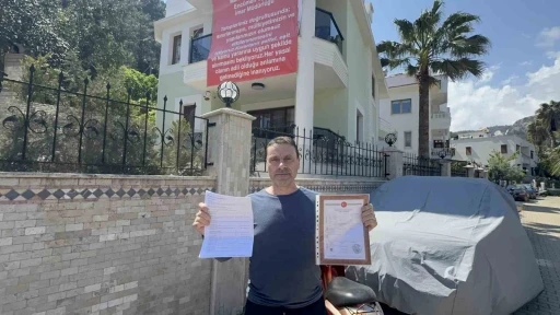 Marmaris&rsquo;te  "Adalet istiyoruz" diyerek balkona pankart astılar
