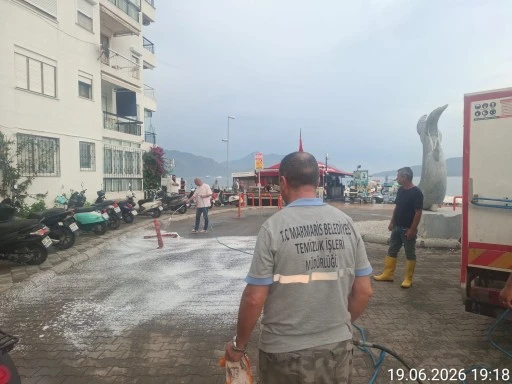 Marmaris&rsquo;te sağanak sonrası kapsamlı temizlik &ccedil;alışması