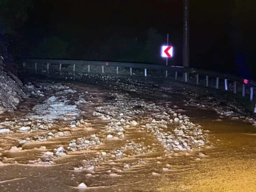 Marmaris&rsquo;te sağanak yağış etkili oldu, yollar dereye d&ouml;nd&uuml;
