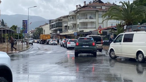 Marmaris'te Sağanak Yağış Etkisini Sürdürüyor