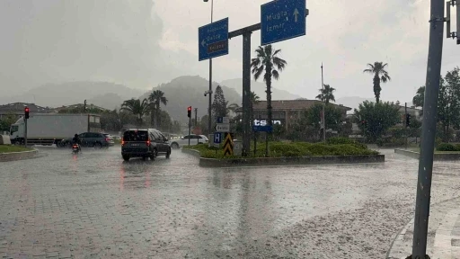 Marmaris&rsquo;te sağanak yağış hayatı olumsuz etkiledi
