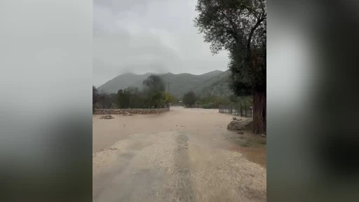 Marmaris’te sağanak yolları dereye çevirdi