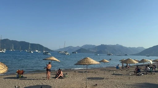 Marmaris&rsquo;te sıcaklıklar 36 dereceyi g&ouml;rd&uuml;, sahiller doldu