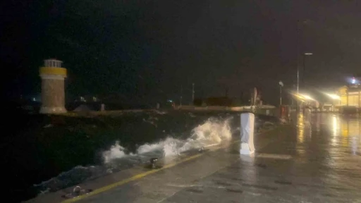 Marmaris&rsquo;te şiddetli fırtına etkili oluyor
