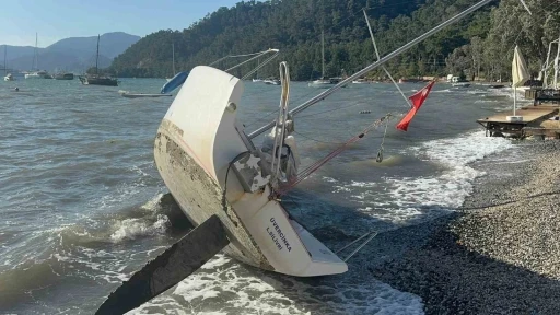 Marmaris’te şiddetli rüzgar tekneyi kıyıya sürükledi
