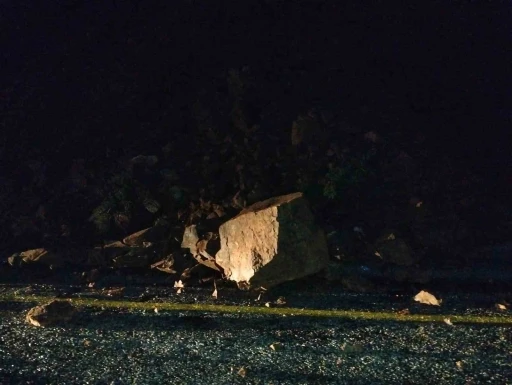 Marmaris&rsquo;te toprak kayması nedeniyle yol trafiğe kapatıldı
