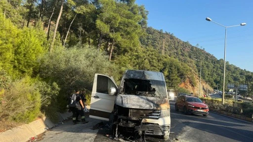 Marmaris’te turistleri taşıyan minibüs alev aldı