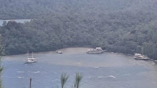 MARMARİS’TE ÜÇ GEZİ TEKNESİ KARAYA OTURDU