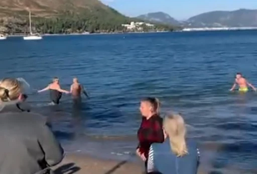 Marmaris&rsquo;te yaşayan yerleşik yabancılar 2026&rsquo;yı denize girerek karşıladı
