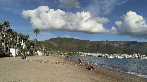 Marmaris’te yazdan kalma günler: Vatandaşlar sahillere akın etti

