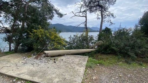 Marmaris Yalancıboğaz yolu&rsquo;nda fırtına elektrik direklerini devirdi