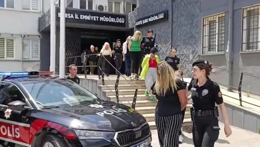 Masaj salonunda müşterilere sosyal medya kontrolü
