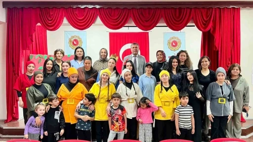 Masallar sahneye taşındı, meslek liselilerden miniklere masal g&ouml;sterisi
