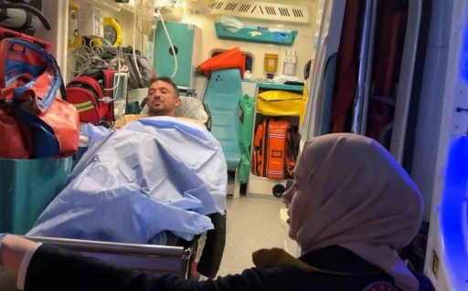 Maskeli şahıs tarafından bı&ccedil;aklanan adam ağır yaralandı
