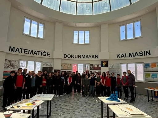 Matematik M&uuml;zesi &ouml;ğrencileri ağırlamaya devam ediyor
