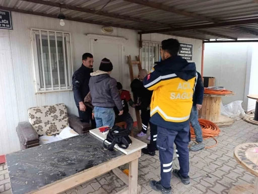 Matkapla elini delen iş&ccedil;i yaralandı
