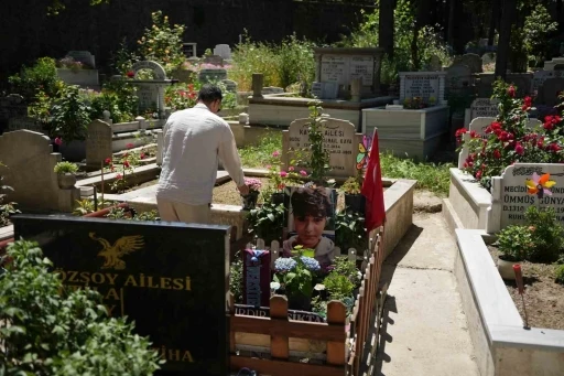 Mattia Ahmet Minguzzi&rsquo;nin ailesi, bayramın ilk g&uuml;n&uuml; &ccedil;ocuklarının mezarını ziyaret etti
