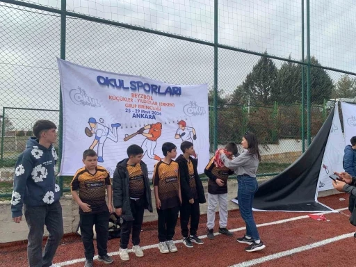 Maver Kemal Arsoy Ortaokulu beyzbol takımından b&uuml;y&uuml;k başarı
