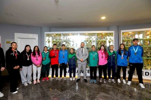 Mavi-beyazlı sporculardan ilk 40 g&uuml;nde 71 yeni madalya
