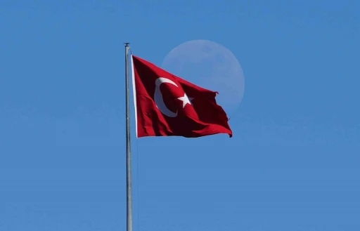 Mavi g&ouml;ky&uuml;z&uuml;nde T&uuml;rk bayrağı ve ay manzarası
