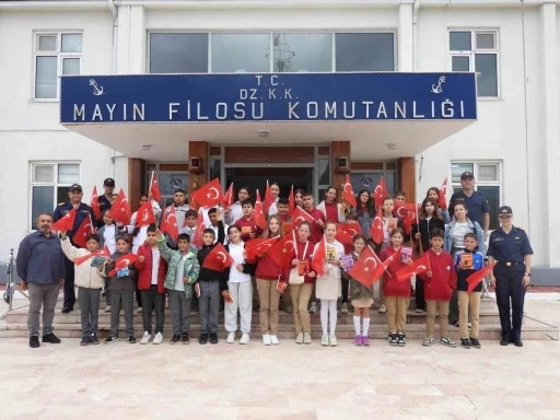 Mayın Filosu Komutanlığı kapılarını ortaokul &ouml;ğrencilerine a&ccedil;tı
