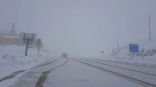 Mayıs ortasında Bayburt&rsquo;un Kop Dağı&rsquo;na kar yağdı
