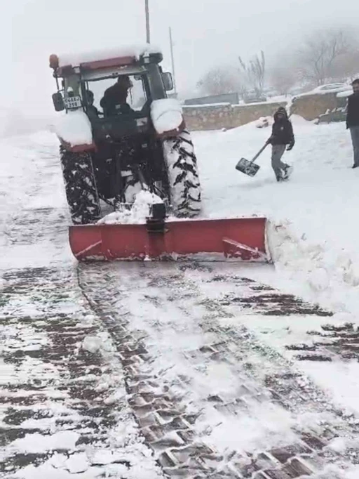 Mazıdağı&rsquo;nda trakt&ouml;rlerin arkasına bağlanan aparatlarla kar temizleme &ccedil;alışması yaptılar
