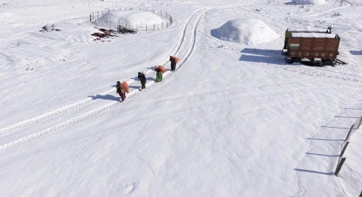 Mazıdağı&rsquo;nın karlı yollarında zorlu mesai: Kadınlar sırtlarında saman taşıyarak kışa meydan okuyor

