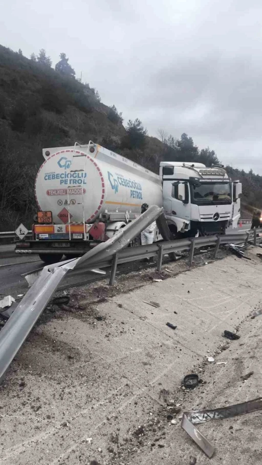 Mazot y&uuml;kl&uuml; tanker kontrolden &ccedil;ıkarak karşı şeride ge&ccedil;ti
