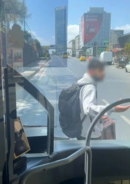 Mecidiyeköy’de yolun ortasında otobüse binmek isteyen yolcu ortalığı birbirine kattı
