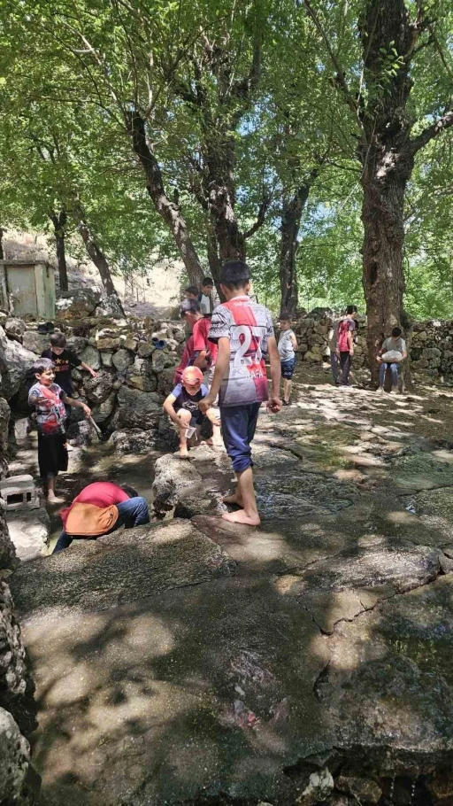 Medrese &ouml;ğrencileri k&ouml;y &ccedil;eşmesi ve piknik alanını kendi imkanlarıyla temizledi
