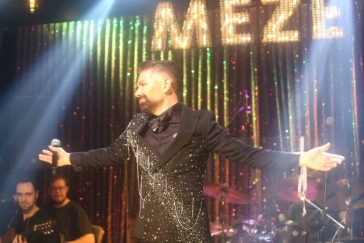 Mehmet &Ccedil;evik&rsquo;ten samimi itiraflar: "Sahne aşkım hi&ccedil; bitmedi"
