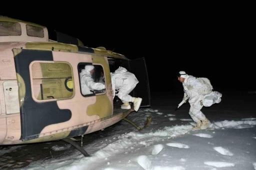 Mehmet&ccedil;iğin karlı arazide gece eğitimi
