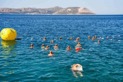 Meis-Kaş Y&uuml;zme Maratonu&rsquo;nda sporcular dostluk i&ccedil;in kula&ccedil; attı
