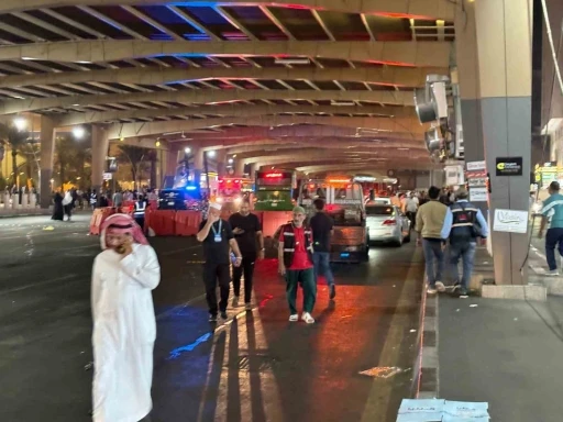 Mekke&rsquo;de ring otob&uuml;s&uuml; Mahbes&rsquo;&uuml;l Cin&rsquo;de T&uuml;rk kafilesine &ccedil;arptı: 1 &ouml;l&uuml;, 2 yaralı
